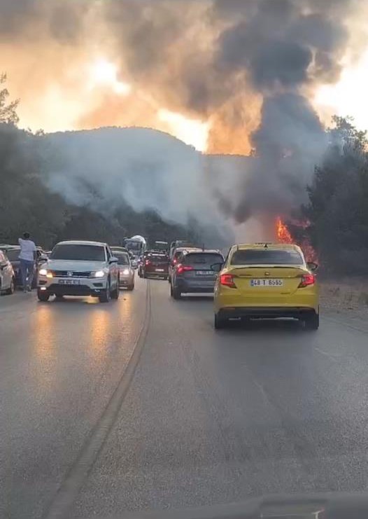 Bodrum'da motosikletle çarpışan araçta yangın çıktı 1 ölü, 2 yaralı