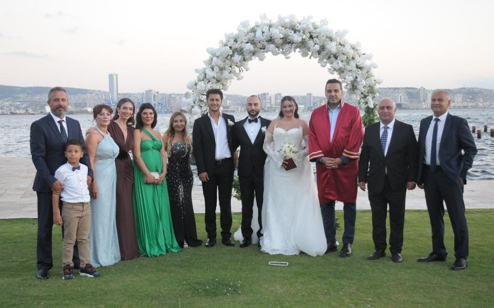 İzmir'de iş dünyası, avukat çiftin düğününde bir araya geldi