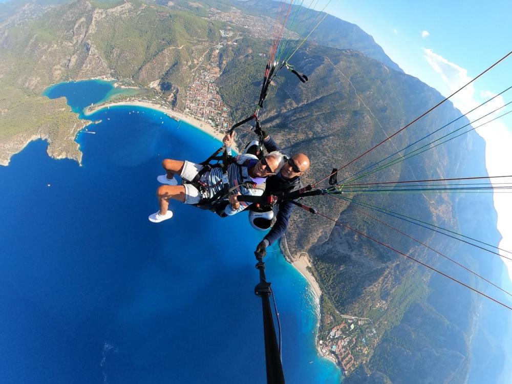Fethiye Babadağ'da 80'lik çift paraşütle uçtu