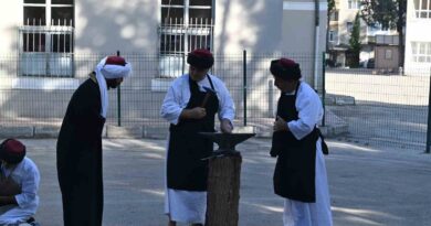 Ahilik teşkilatına girmeye hak kazanan çıraklar şedlerini kuşandı