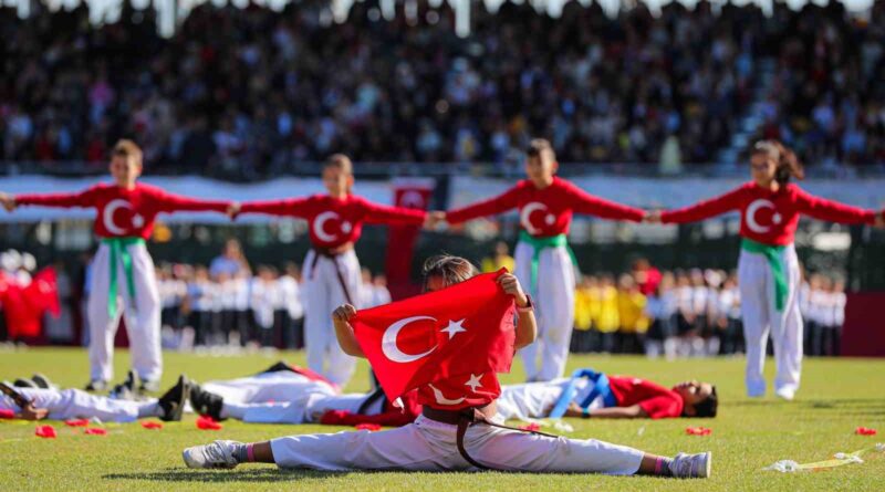 Aliağa, Cumhuriyetin 101. yılında Atatürk Stadı’nda buluştu