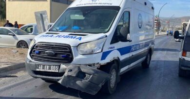 Ambulans ile otomobil çarpıştı: 1 yaralı