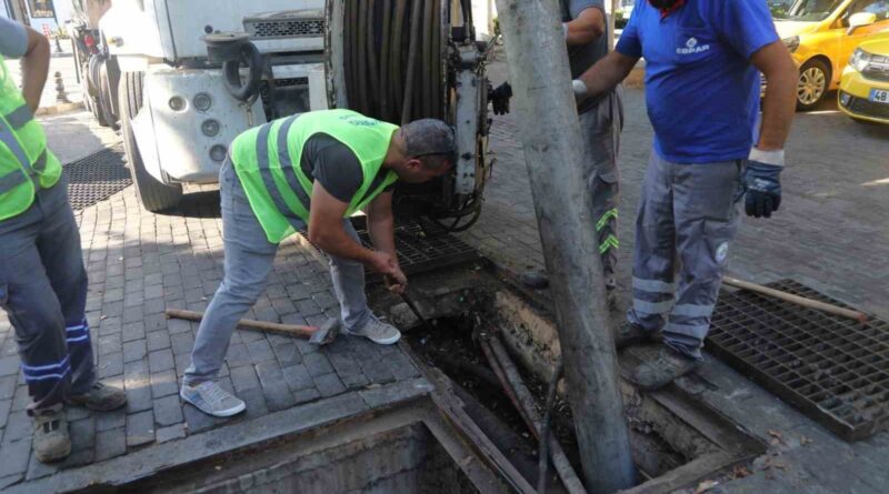 Belediyeden kanal açma ve temizlik çalışmaları