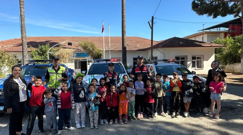 Bozdoğan’da öğrencilere ağaç sevgisi aşılandı, tohum topları ormanlara bırakıldı