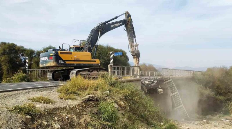 Hisarcık’ta 70 yıllık köprünün yıkımına başlandı