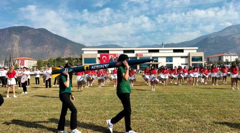 Köyceğiz Fen Lisesi cumhuriyet kutlamalarına ikincilik aldıkları roketle katıldı