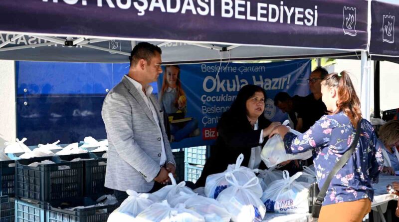 Kuşadası Belediyesi’nin beslenme çantası desteği başladı