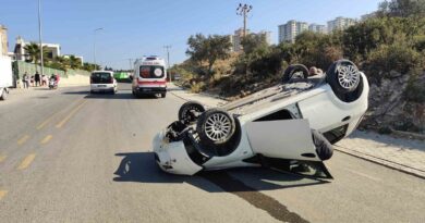 Kuşadası’nda takla atıp, ters dönen otomobildeki sürücü yaralandı