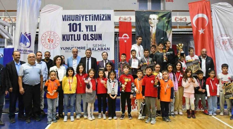 Manisa’da 29 Ekim Satranç Turnuvası’nda ödüller sahiplerini buldu