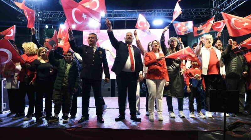 Menemen’de binler, cumhuriyet aşkıyla yürüdü