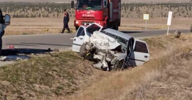 Öğrenci almaya giden servis aracı otomobille çarpıştı 5 kişi ağır yaralandı