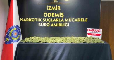 Polisin durdurduğu araçtan 2 kilo esrar çıktı