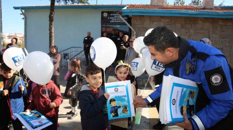 Polisler miniklere mesleklerini anlattı