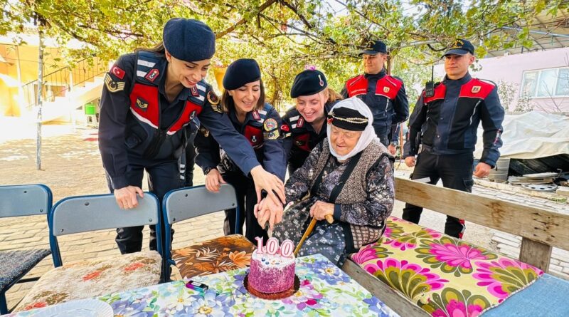 Aydın jandarmasından asırlık çınara doğum günü sürprizi