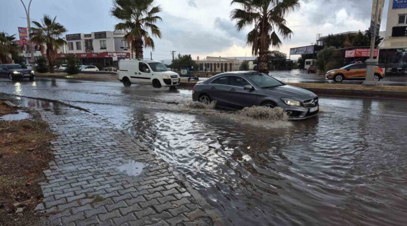 Bodrum’da sağanak yağış etkili oldu