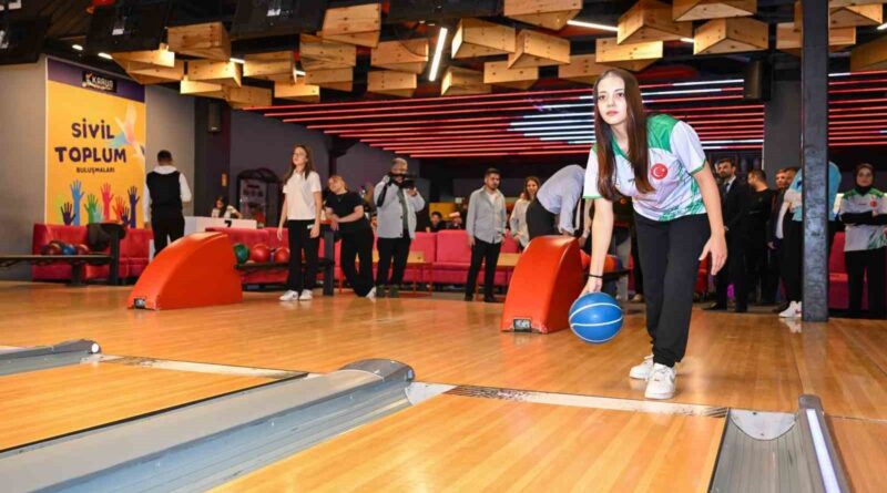 Bowlingde dereceye giren gençler ödüllendirildi