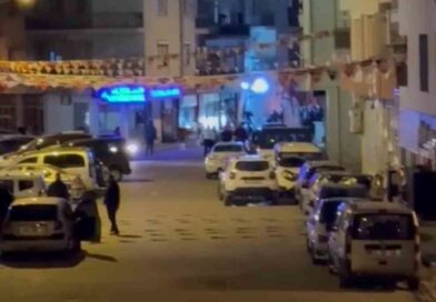 İzmir’de gözaltı işlemi yapmak istedikleri şahıslar tarafından silahlı saldırıya uğrayan 3 polis yaralandı. Polislerden 2’sinin durumunun ağır olduğu öğrenildi.