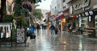 İzmir’de sağanak etkili oldu: Kemeraltı’nı su bastı, araçlar mahsur kaldı