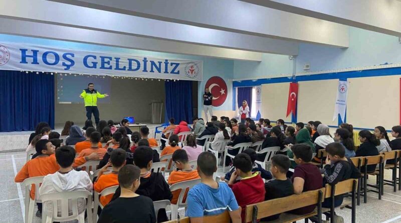 Jandarma ekipleri bilgilendirme çalışmalarını sürdürüyor