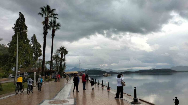 Köyceğizliler yağışların ara vermesiyle Kordon’a akın etti