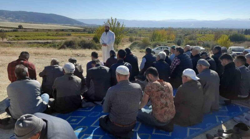 Manisa’da vatandaşlar yağmur duasına çıktı