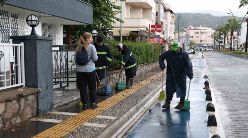 Marmaris’te belediye ekiplerinin yağmur mesaisi sürüyor