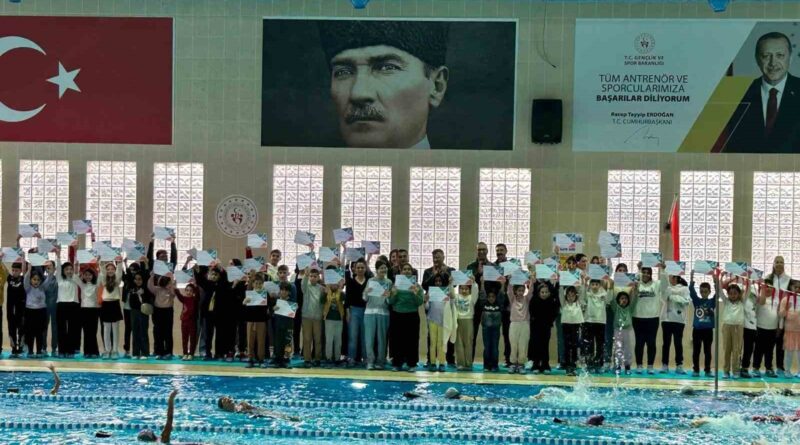 Yüzme eğitimini  tamamlayan minikler sertifikalarına kavuştu