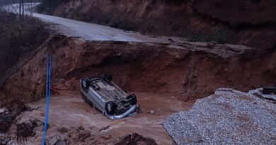 Dağlık alanda yol çöktü, otomobil içine düştü