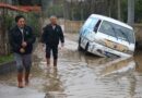 Dere yatağında mahsur kalan iki araç belediye ekipleri tarafından kurtarıldı