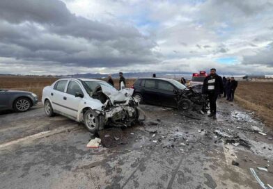 Otomobillerin kafa kafaya çarpıştığı kazada yaşlı çift hayatını kaybetti