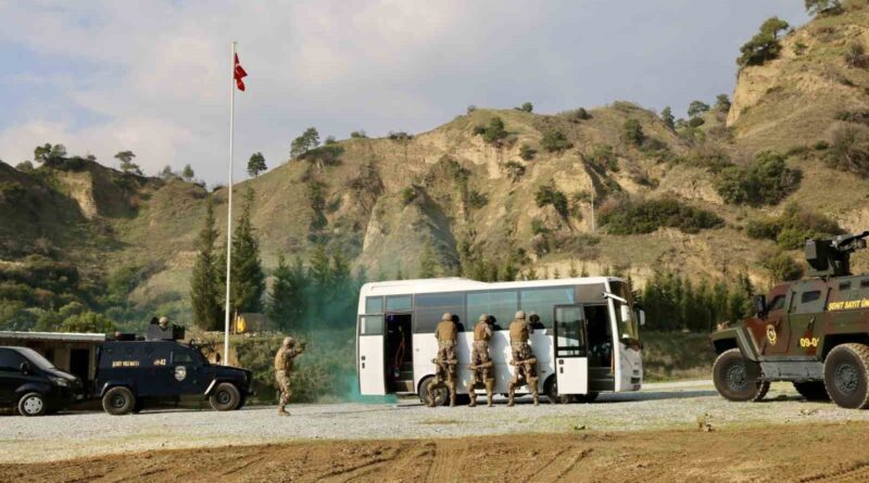 Özel harekat polislerinin tatbikatı gerçeği aratmadı