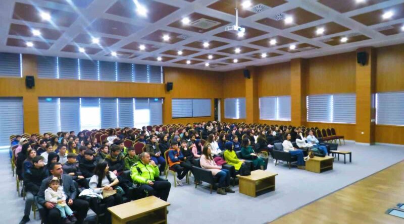 Polis ortaokul öğrencilerine mesleklerini tanıttı