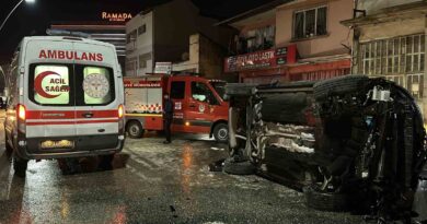 Uşak’ta otomobille çarpışan cip elektrik panosuna çarpıp devrildi: 2 yaralı