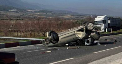 Aydınlatma direğine çarpıp takla atan otomobil hurdaya döndü; 2 yaralı