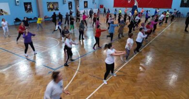 Menemenli kadınlar ücretsiz zumba kursunda buluşuyor