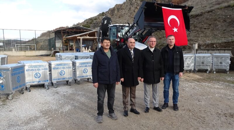 Tavşanlı ilçesine konteynerler ve yeni kepçe teslim edildi