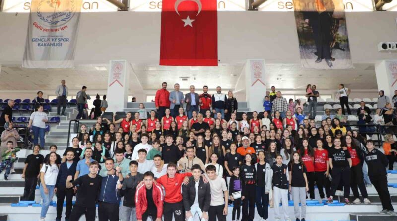 Turgutlu Belediyesi kadın voleybol takımı sezonu tamamladı