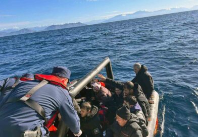 Yunanistan’ın ölüme ittiği 16’sı çocuk 51 düzensiz göçmen kurtarıldı