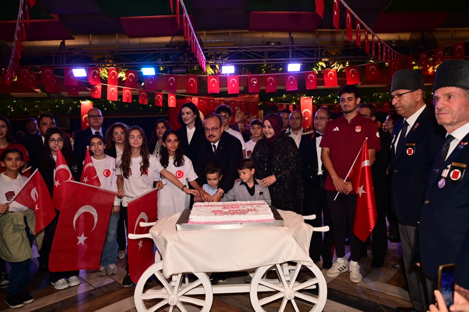 aydinda-cumhuriyet-coskusu-resepsiyonla-taclandi-KvrkOiJg.jpg