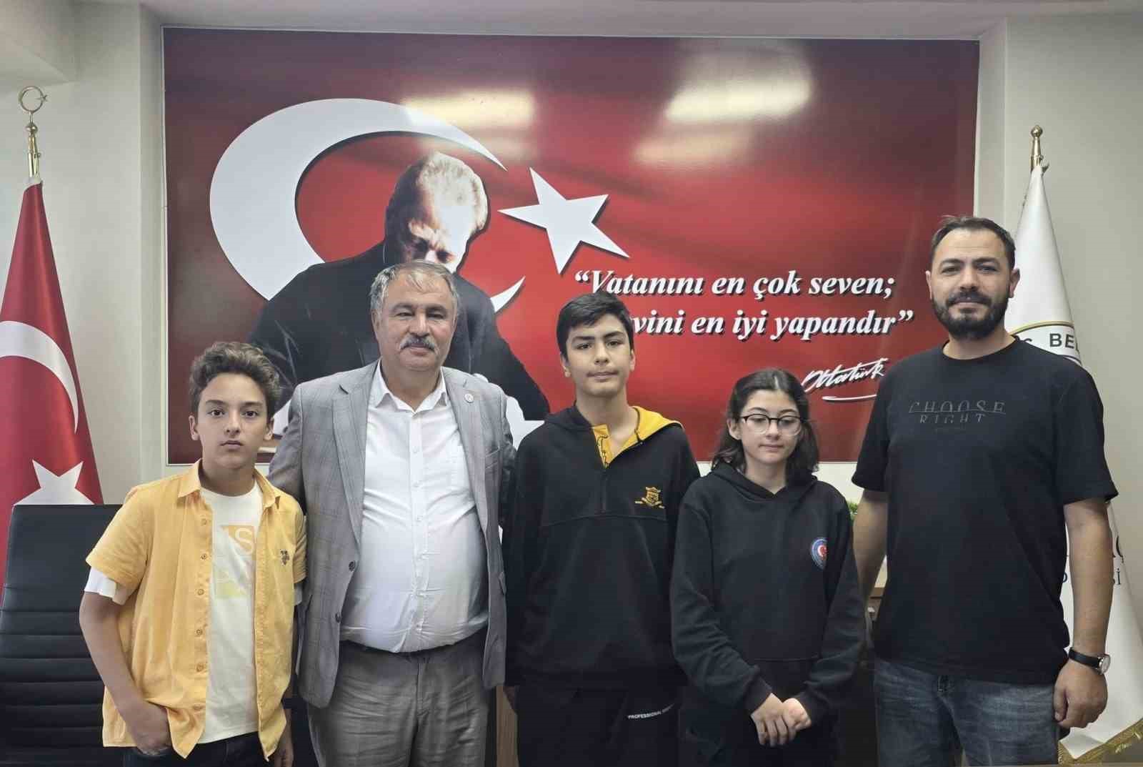 baskan-putun-beyagaci-gururlandiran-ogretmeni-fahri-hemsehri-ilan-etti-Ds68er8Y.jpg