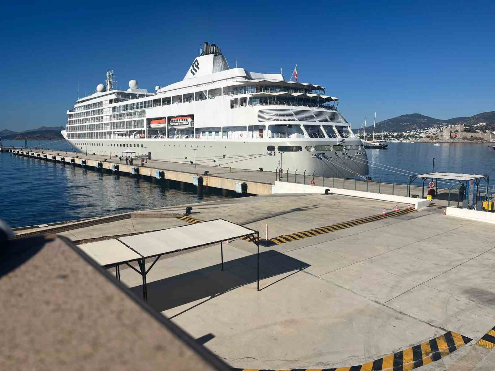 bodrumda-kruvaziyer-turizmi-devam-ediyor-zwXj8IiI.jpg