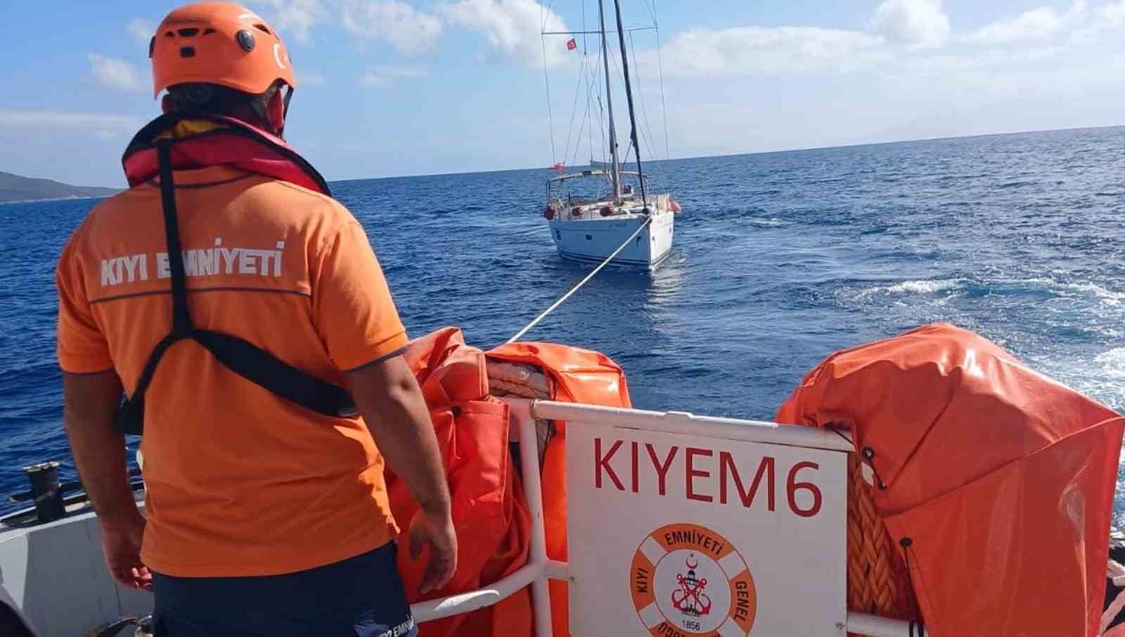 bodrumda-makine-arizasi-nedeniyle-suruklenen-tekne-kurtarildi-TQQnbPzV.jpg