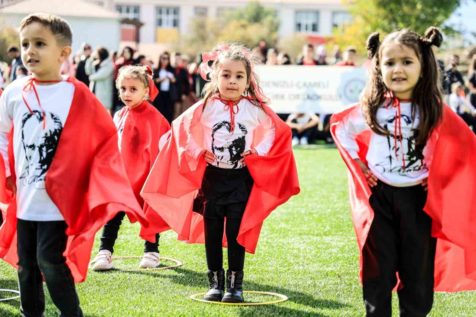 cumhuriyetin-102-yasi-camelinde-coskuyla-kutlandi-EaFn2R89.jpg