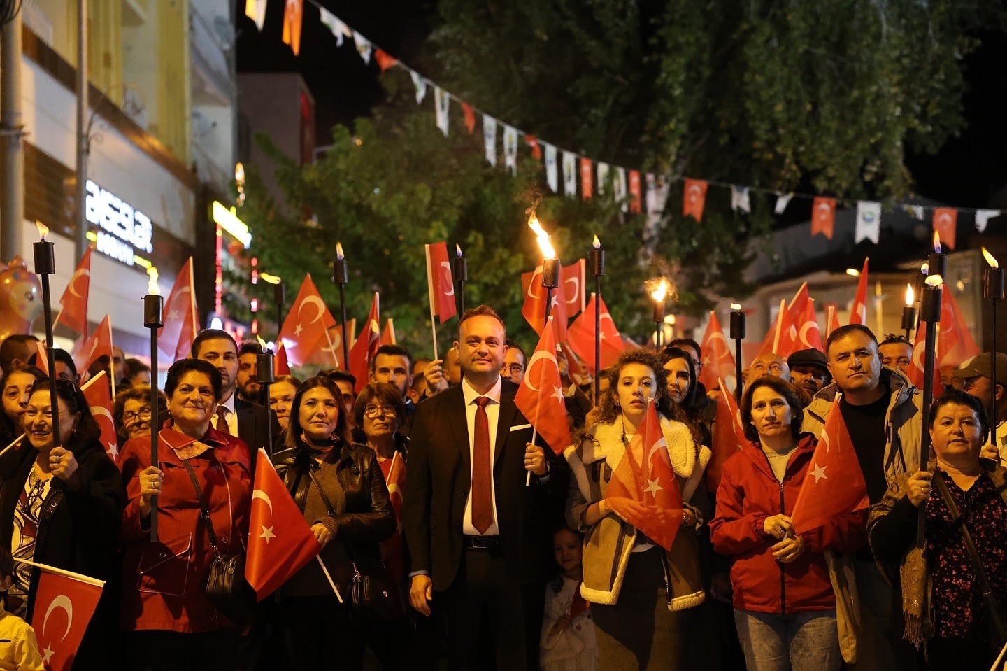 cumhuriyetin-102-yasi-civrilde-fener-alayi-ve-konserle-kutlandi-4Bj9GjOC.jpg