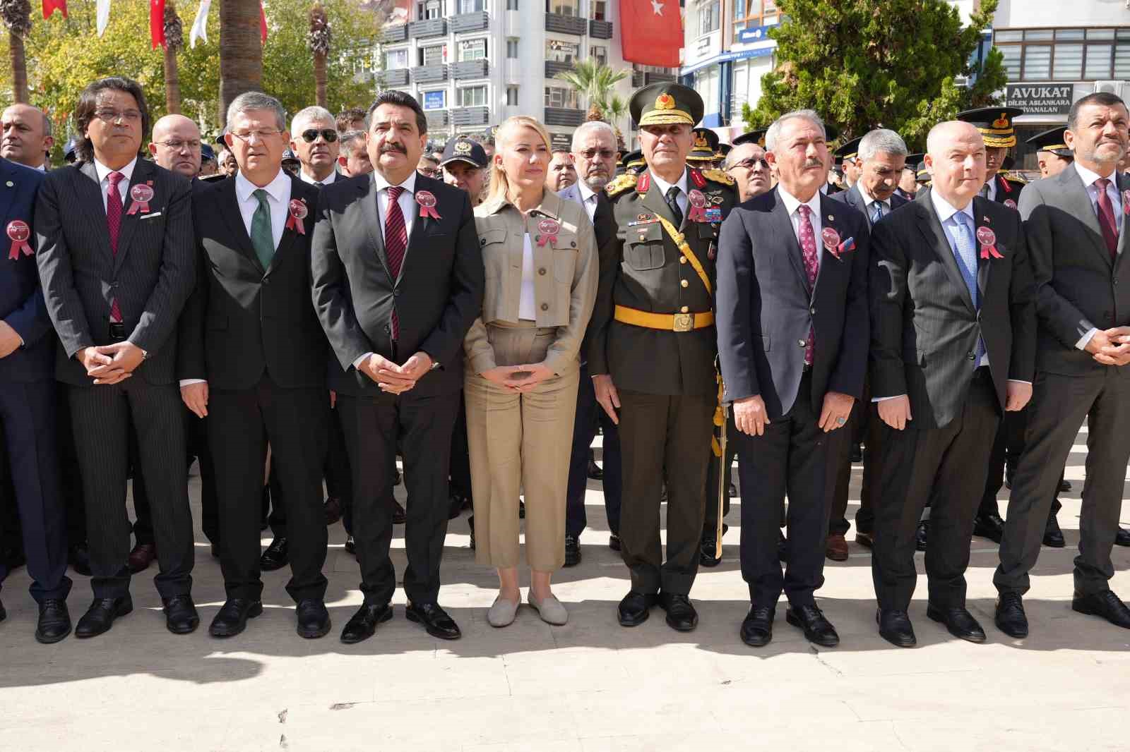 denizlide-cumhuriyetin-102-yildonumu-kutlamalari-celenk-sunumuyla-basladi-mBd8ZqC8.jpg