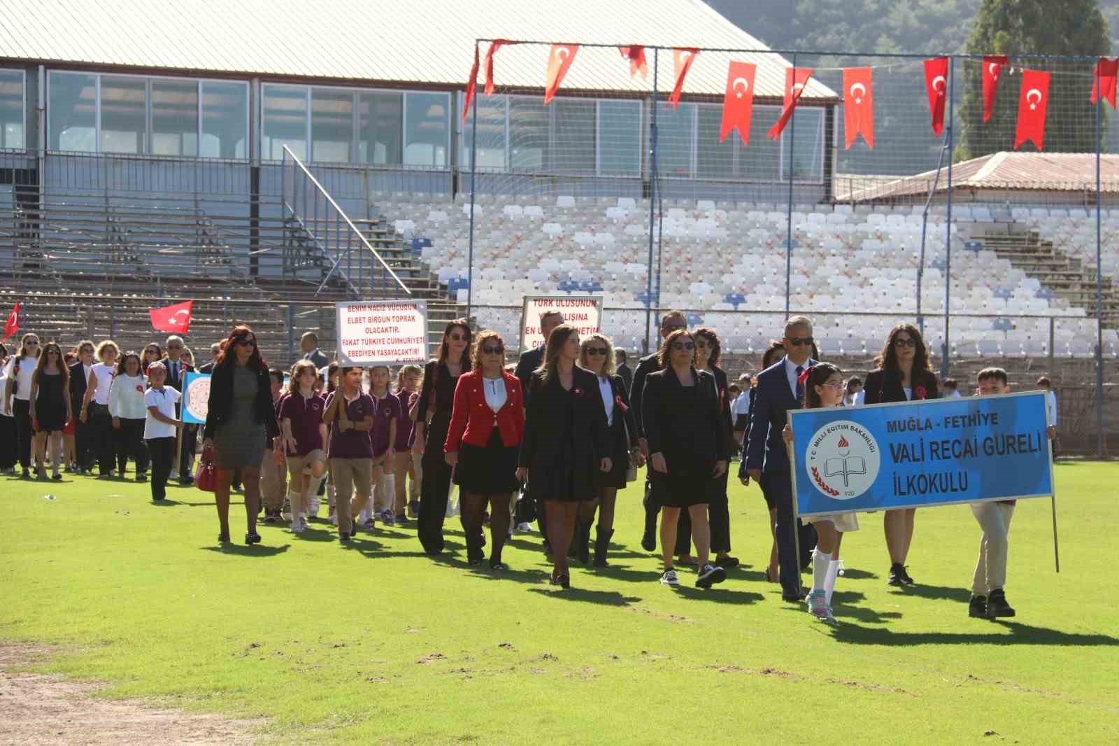 fethiyede-cumhuriyet-bayrami-coskusu-d7fNOQvc.jpg