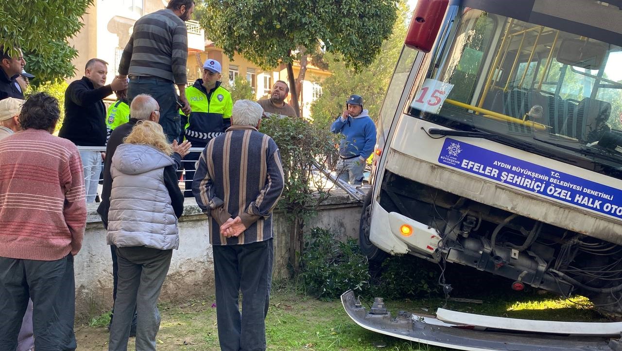 freni-tutmayan-minibus-evin-bahcesine-daldi-facia-teget-gecti-cP8HcV5s.jpg