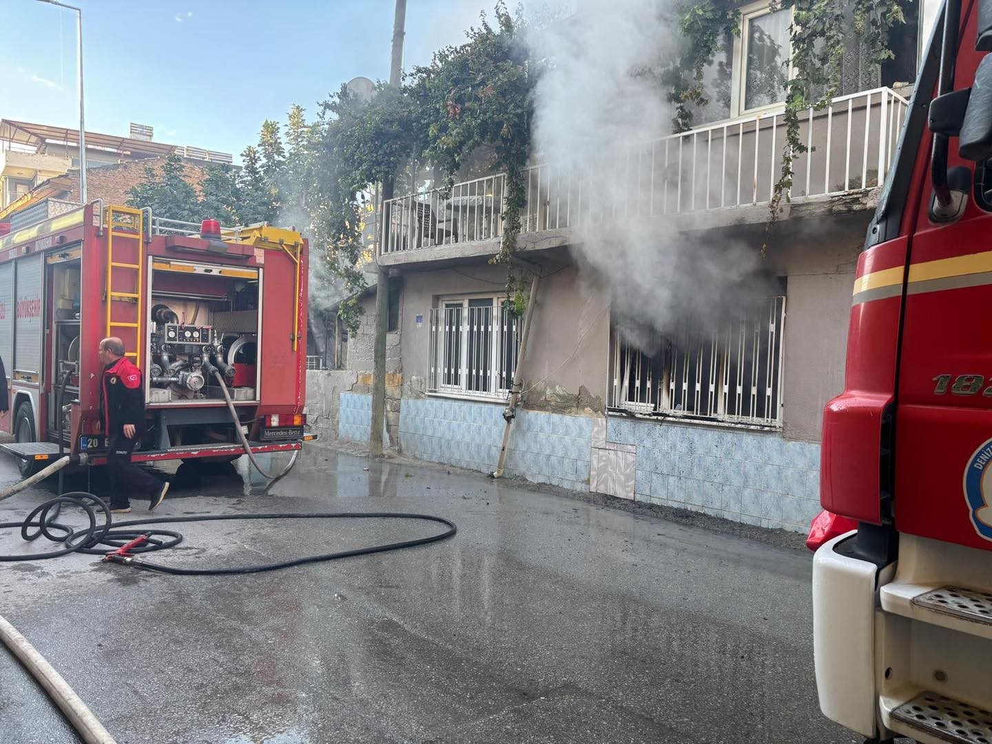 giris-katinda-baslayan-yangin-evi-kule-cevirdi-kgiQTWvC.jpg