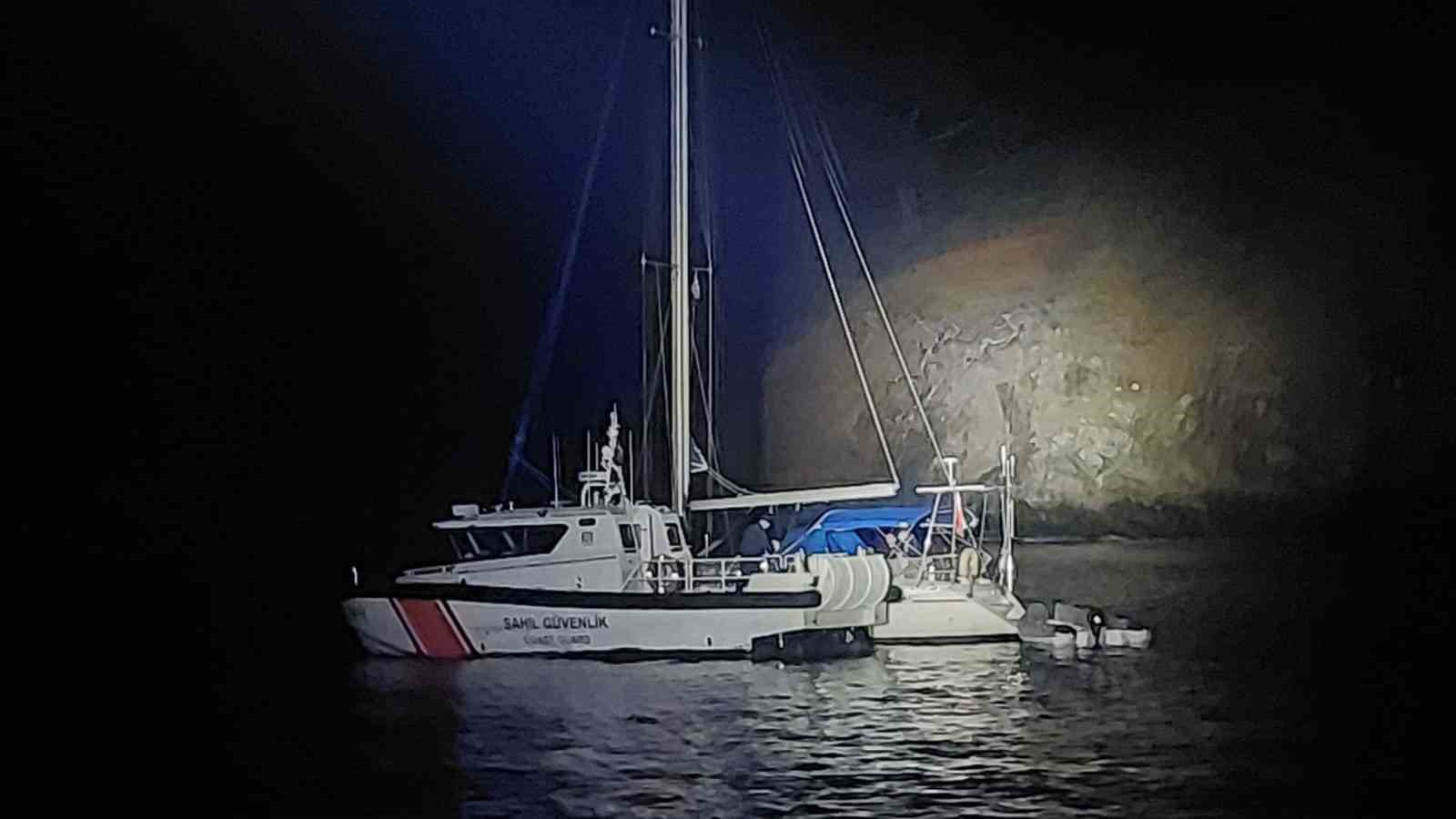 italya-rotasindaki-yelkenli-teknede-4-gocmen-kacakcisi-ve-35-duzensiz-gocmen-yakalandi-g165buPW.jpg