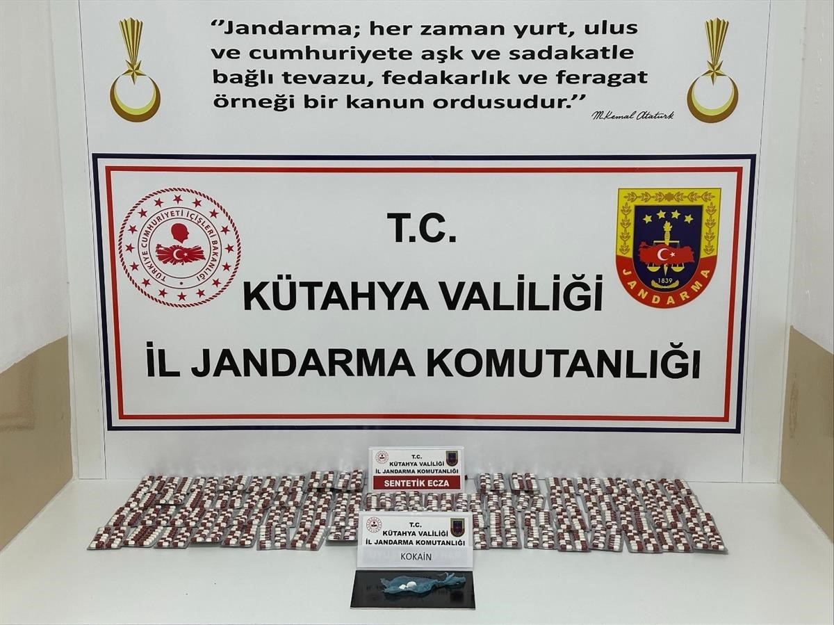 kutahyada-jandarmadan-uyusturucu-operasyonu-2-supheli-tutuklandi-iRzF6nRv.jpg